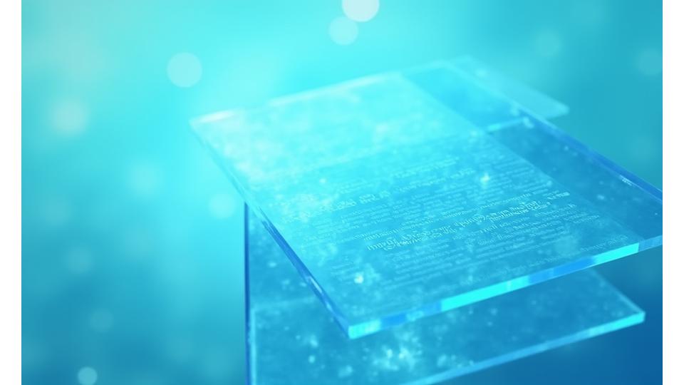 透明な板に複雑な法的条項が書かれたイメージ。背景には青い光と水面の模様があり、信頼性と正確さを象徴しています。
